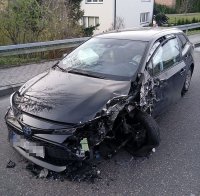 zdjęcie uszkodzonego pojazdu osobowego