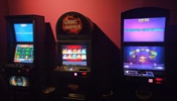 trzy automaty do nielegalnych gier hazardowych zabezpieczone przez policjantów